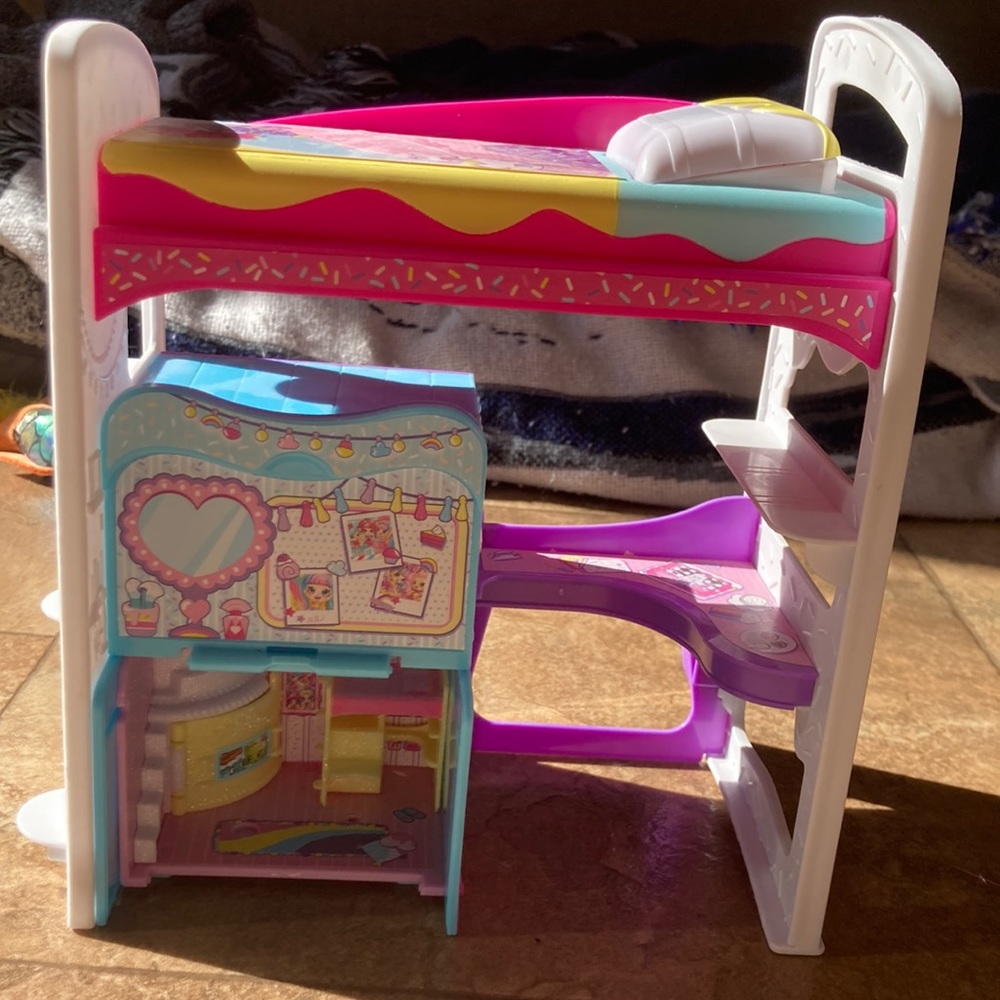 Shopkins mini play set or doll house